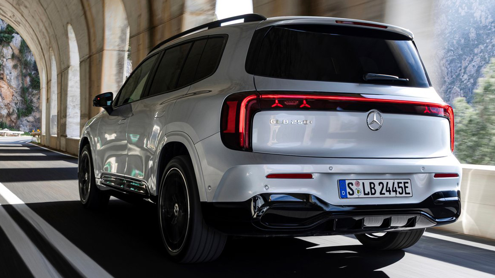 Το γερμανικό premium SUV προσφέρεται σε 5θέσια ή 7θέσια διάταξη, με ήπια υβριδικές ή αμιγώς ηλεκτρικές επιλογές, αμφότερες με δυνατότητα τετρακίνησης. 